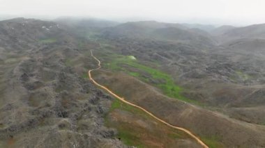 İnsansız hava aracı gerçeküstü bir manzaraya sahip bir dağ platosunu keşfederken kendinizi Mars benzeri bir serapa daldırın.