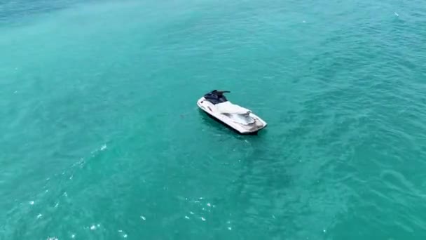 여름의아름다움에 담그는 드론은 바다에서의 휴가에 해변의 풍경을 — 비디오