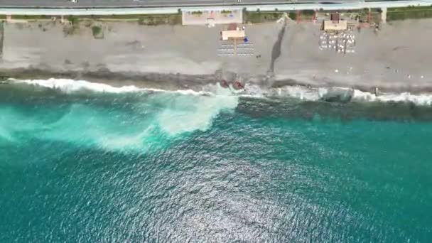 Podívejte Umění Proměny Pláže Prostřednictvím Úžasně Inspirujícího Leteckého Pohledu Vlnolamy — Stock video