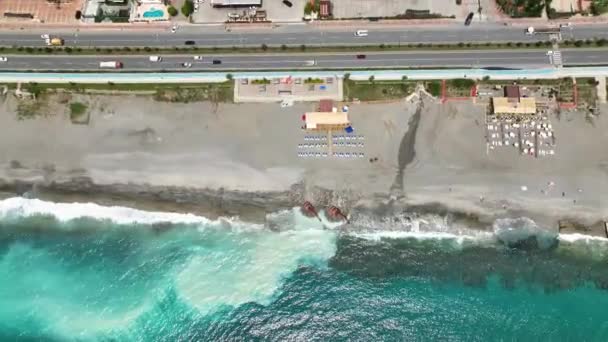 파괴자들 암석으로 해변을 강타하여 매혹적 걸작으로 시킴에 해안의 아름다움에 전망을 — 비디오