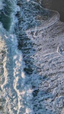 Fırtınalı bir denizin üzerinde ağır çekimde uçan bir dronun büyüleyici görselleri sizi büyülesin. Düşen beyaz köpük ve gök mavisi su hipnotik bir sahne yaratır..