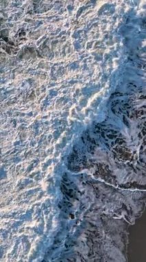 Dikey Video: Fırtınalı Deniz üzerindeki Muhteşem Yavaş Hareketli Drone Uçuşu - Gökyüzü Suyu ve Dönen Beyaz Köpük