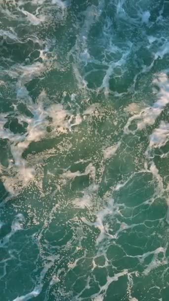 Pionowe Wideo Spokojny Lot Dronem Burzowym Zwolnionym Tempie Azure Water — Wideo stockowe