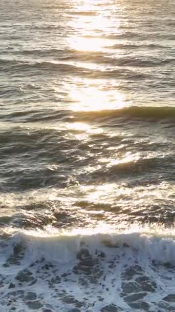 Fırtınalı Bir Denizin Ihtişamına Tanık Olun Yavaş Çekim Drone Uçuşuyla — Stok video