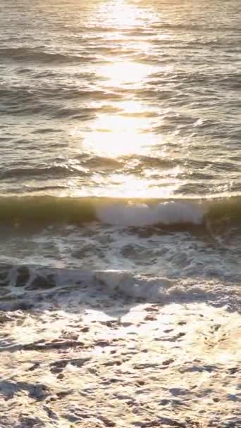 Dikey Video Fırtınalı Deniz Üzerindeki Görkemli Yavaş Hareketli Uçuşu Gökyüzü — Stok video