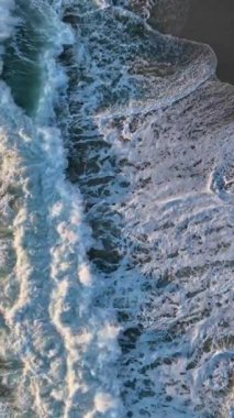 Ağır çekim bir deniz fırtınasının büyüleyici güzelliğine dalın, çarpıcı beyaz köpüklü dalgalar sergiliyor..