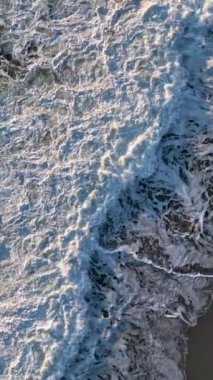 Yoğun bir okyanus fırtınasının sinematik görüntüsünü alın, muhteşem hava görüntüleri ve dramatik bir atmosfer..