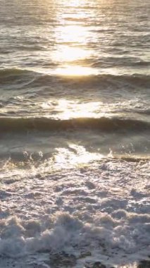 Sinematik bir okyanus fırtınasının nefes kesen hava görüntülerinden büyülenip ham gücünü sergiliyor..