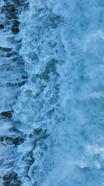 Yavaş çekim deniz fırtınasının büyüleyici dünyasına dalın, muhteşem beyaz köpüklü dalgaların olduğu.