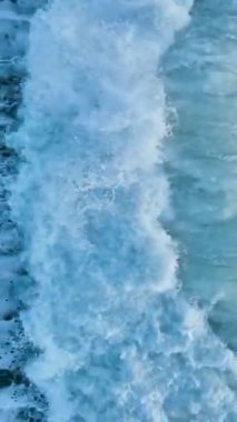 Çarpıcı bir hava görüntüsünden yoğun bir okyanus fırtınasının dramına tanık olun. Ham yoğunluğunu yakalayın..