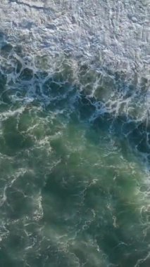 Gök mavisi okyanusun derinliklerine büyüleyici hava görüntüleriyle dalın..