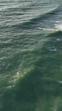 Saf berraklığa sahip deniz dalgalarının yavaş çekim güzelliğine kapıl..