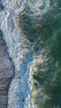 Sakin okyanus keşiflerinin sinematik güzelliğini büyüleyici hava görüntüleriyle deneyimleyin..