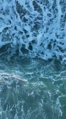 Alanya 'daki dingin okyanus keşfinin sinematik güzelliğini büyüleyici hava görüntüleriyle deneyimleyin..