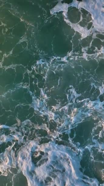 Mergulhe Visual Hipnotizante Voo Drone Câmera Lenta Sobre Mar Tempestuoso — Vídeo de Stock