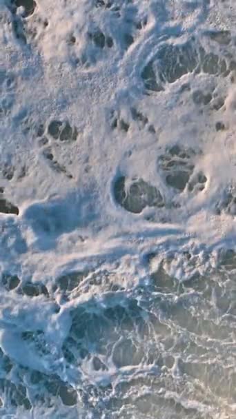Zachycující Letecké Záběry Filmové Mořské Bouře Zpomaleném Filmu Bílými Pěnovými — Stock video