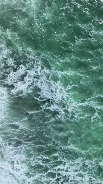 Mengalami Ketenangan Gerak Lambat Gelombang Laut Terhadap Latar Belakang Halus — Stok Video