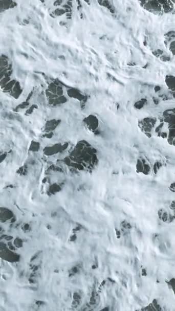 让自己沉浸在缓慢运动的海浪在飘逸的背景中迷人的美中 — 图库视频影像