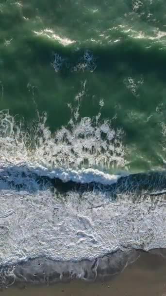 欣赏这个垂直视频中迷人的绿松石波的电影空中视角 — 图库视频影像
