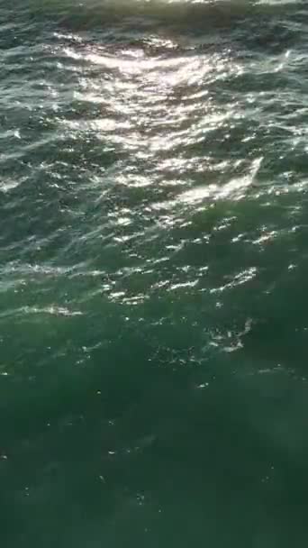 Laat Betoveren Door Het Uitzicht Vanuit Lucht Azuurblauw Zeeschuim Dat — Stockvideo