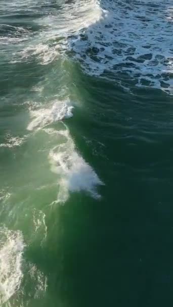 Yavaş Çekim Deniz Dalgalarının Dinginliğine Daldır Kendini Masmavi Bir Gökyüzünün — Stok video