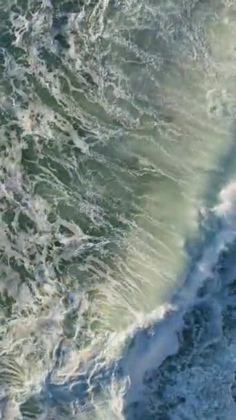 通过迷人的航拍镜头 探究平静的海洋风暴的电影美感 — 图库视频影像