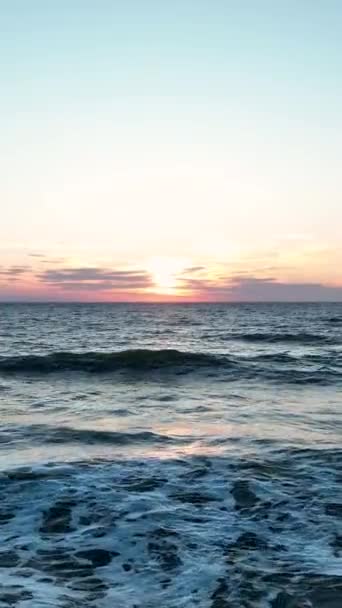 Alanyaの紺碧の背景を背景に スローモーションの海の波の静けさを体験してください — ストック動画