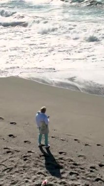 Akdeniz sahilinde insanların esintili bir yürüyüşün tadını çıkardıkları bir kış fırtınasının çarpıcı güzelliğini tecrübe edin..