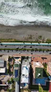 Fırtınalı bir Akdeniz sahilinin eşsiz cazibesini yaşayın. İnsanlar serin yürüyüşlerinin tadını çıkarsın..