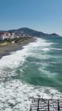 Bu dikey videoda Alanyas Okyanusu 'nun derinliklerini yüksek kaliteli drone görüntüleriyle araştırmaya başlayın..