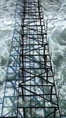 Bu dikey videoda Alanyas 'ın el değmemiş sahil şeridinde yavaş çekim dalgalarının dinginliğini hissedin..