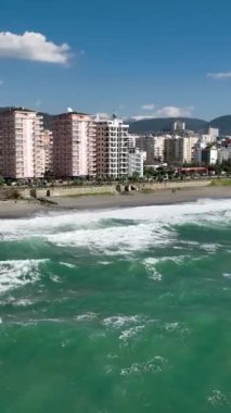 Bu dikey videoda Alanyas taş plajına ve dalgalarının gücüne dair eşsiz bir hava perspektifi kazanın..