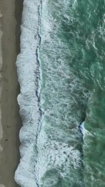 Fırtınalı bir denizin büyüleyici hava görüntüsü, bir sonraki sosyal medya projeniz için ideal..