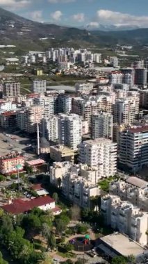 Akdeniz kıyılarını vuran kış fırtınasının nefes kesici manzarasına dalarken, sahile gidenler yürüyüşlerine devam ediyorlar..