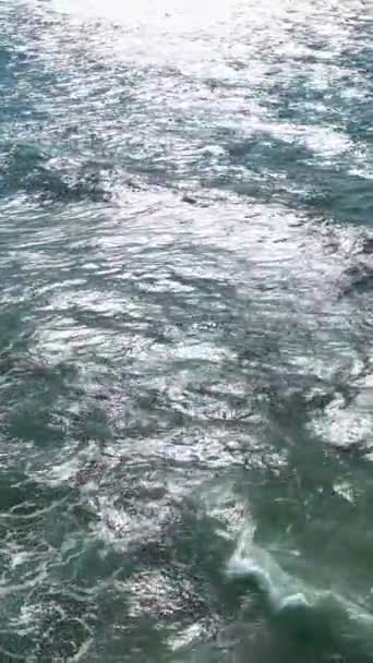 Immergetevi Nella Tranquillità Delle Onde Marine Rallentatore Sulla Spiaggia Pietra — Video Stock