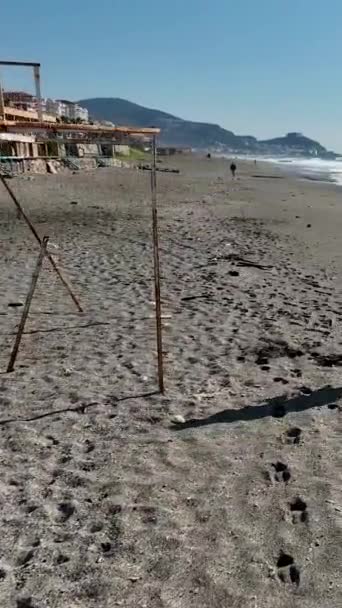 Akdeniz Kıyısındaki Kış Fırtınası Sırasında Kumsalda Yürüyen Insanlar Gibi Serin — Stok video