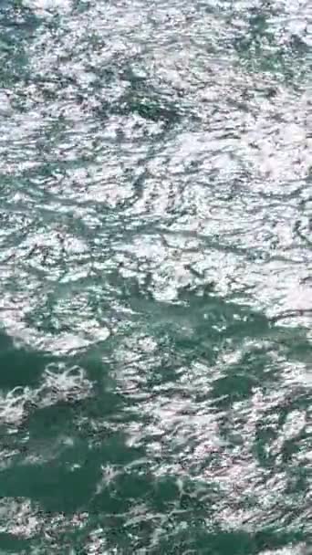 Alanyas Taş Plajı Gök Mavisi Dalgalarının Yer Aldığı Sinematik Bir — Stok video