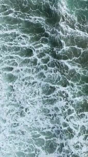 Fırtınalı Denizi Yüksek Kaliteli Drone Görüntüsüyle Sinematik Bir Hikaye Olarak — Stok video