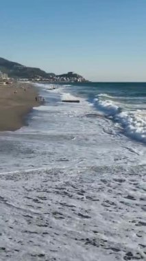 Akdeniz 'in dinginliğine dal büyüleyici sahil güzelliğine.