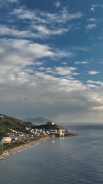 Akdeniz 'in büyüleyici kıyı şeridini tecrübe edin..
