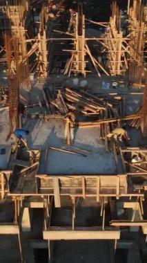 Akdeniz kıyısında yüksek standartlı evler inşa etme sürecine bir göz atın..