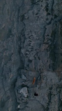 Güneşin batışının parıltısına tepeden bakan güzel deniz dokularına hayran olun..