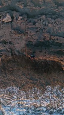 Deniz dokusunda gün batımının parlak oyununun tadını çıkarın, yukarıdan güzelce yakalanmış..