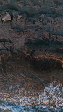 Gün batımının altındaki deniz dokularının hayranlık uyandırıcı görüntüsünü havadan bakıldığında sıcak bir şekilde deneyimleyin..