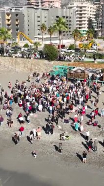 Güneşli Alanya 'daki bir Ortodoks kutlamasının genel görüntüsünü yakalayın, Akdeniz' de yıkanan insanlar.