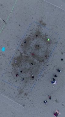 Yukarıdan çekilen heyecan verici plaj voleybolu maçına kuş bakışı bakın..