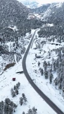 Karlı bir zirvenin genel manzarasını yakalayın. Kış macerası için mükemmel bir zemin..