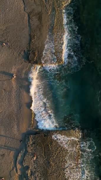 Akdeniz Kıyılarındaki Kış Cazibesinin Ortasında Huzurlu Sahil Yürüyüşüne Rahatlamaya Hayran — Stok video