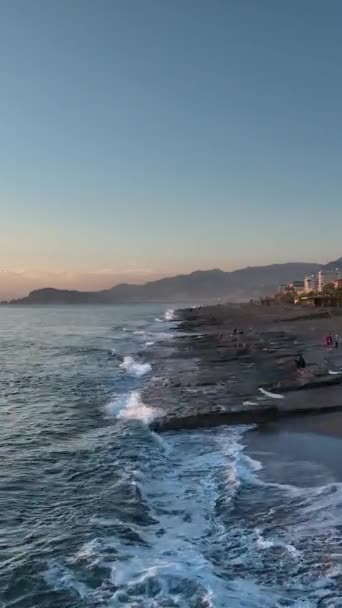 Oglądaj Dni Kończące Się Góry Rzucając Złoty Blask Morze Oszałamiające — Wideo stockowe