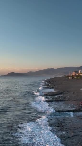 欣赏美丽的海景 美丽的海景 沐浴在夕阳的光芒中 — 图库视频影像